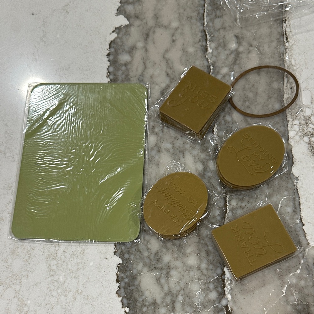 Anna Griffin Cuttlebug Die Set - Cream and Green - Picture 4 of 4